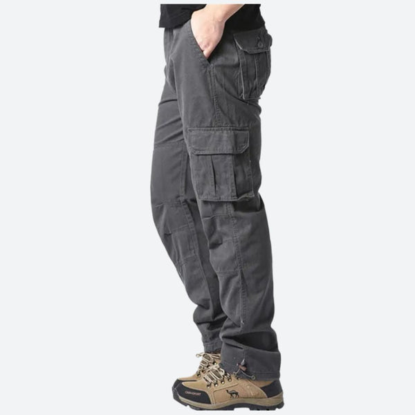 Grijze cargobroek voor heren met meerdere zakken, ideaal voor outdooractiviteiten. Comfortabele pasvorm, duurzaam materiaal. Perfect voor avontuurlijke uitstapjes.