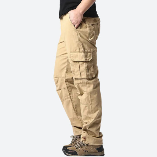 Beige cargobroek voor heren met meerdere zakken, casual stijl, comfortabele pasvorm, ideaal voor outdoor activiteiten en dagelijks gebruik.