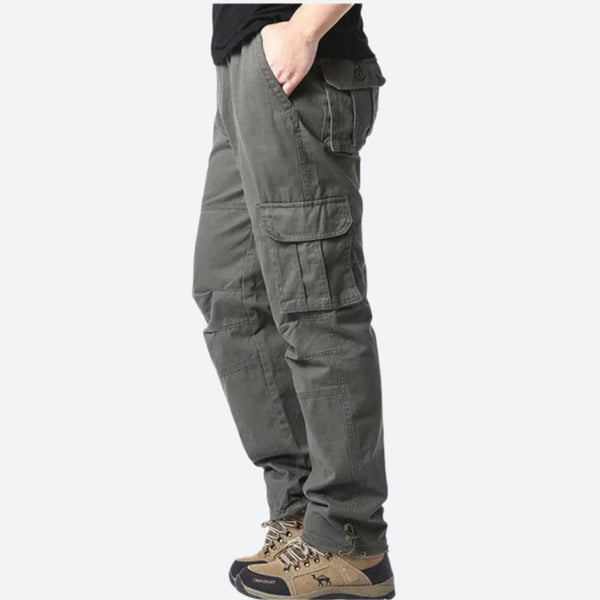 Grijze cargobroek voor heren met meerdere zakken, casual stijl, ideaal voor outdoor activiteiten. Comfortabele pasvorm, duurzame stof.