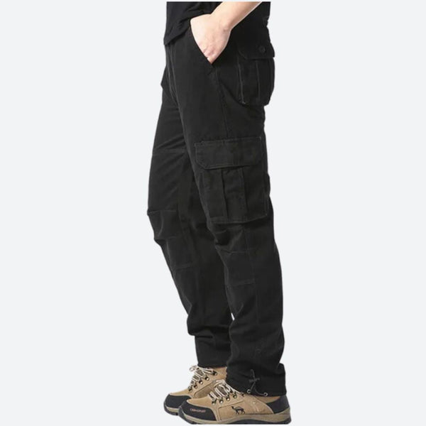 Zwarte cargobroek voor heren met meerdere zakken, ideaal voor outdooractiviteiten. Comfortabele pasvorm, duurzame stof. Perfect voor casual en avontuurlijke stijlen.