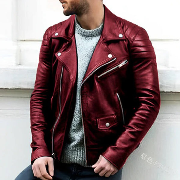 Rode leren bikerjas voor heren, stijlvol en modern, gedragen over een grijze trui. Perfect voor modebewuste mannen.