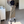 Vrouw draagt lange cargorok met zakken, gecombineerd met zwart sportjack en sneakers. Modieuze outfit in moderne kamer.