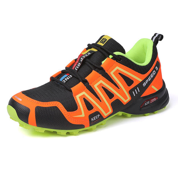 Oranje en zwarte herenschoen voor bergbeklimmen, ademende mesh, geschikt voor wandelen. Sportieve, duurzame en comfortabele outdoor schoen.