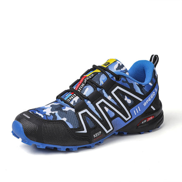 Blauwe ademende herenschoen voor bergbeklimmen, met camouflagepatroon en stevige gripzool. Ideaal voor wandelen en outdooractiviteiten.