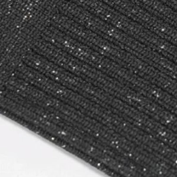 Donkergrijze gebreide stof met subtiele glinsterende details, ideaal voor modieuze kleding en accessoires. Perfect voor herfst- en wintercollecties.