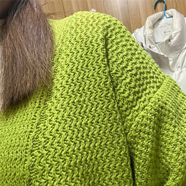 Groene gebreide trui close-up, textuur en patroon zichtbaar, modieuze dameskleding, herfst- en wintermode, comfortabele en warme stof.