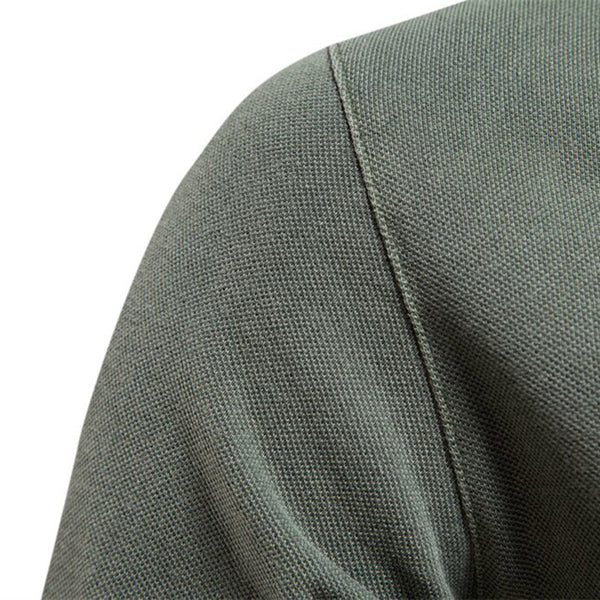 Groene katoenen trui close-up, textuur en stiksel zichtbaar. Hoogwaardige herenkleding, duurzaam en comfortabel. Perfect voor casual outfits.