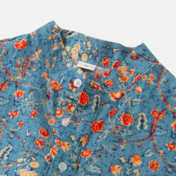 Blauw overhemd met kleurrijk bloemenpatroon, knoopsluiting en opstaande kraag. Perfect voor modieuze, casual outfits. Hoogwaardige katoenen stof.