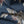 Donkerblauwe stof met bloemenprint, close-up textuur. Gedetailleerd patroon, vintage stijl, geschikt voor interieurdecoratie en modeontwerp.