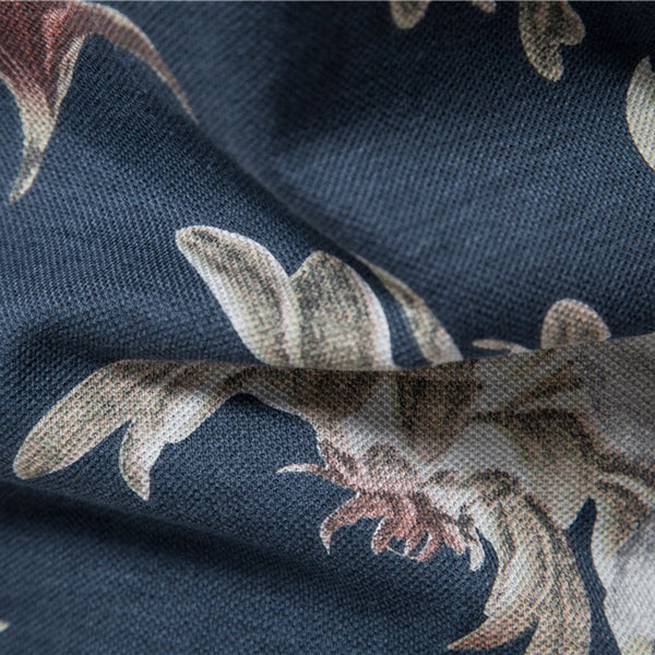 Donkerblauwe stof met bloemenprint, close-up textuur. Gedetailleerd patroon, vintage stijl, geschikt voor interieurdecoratie en modeontwerp.