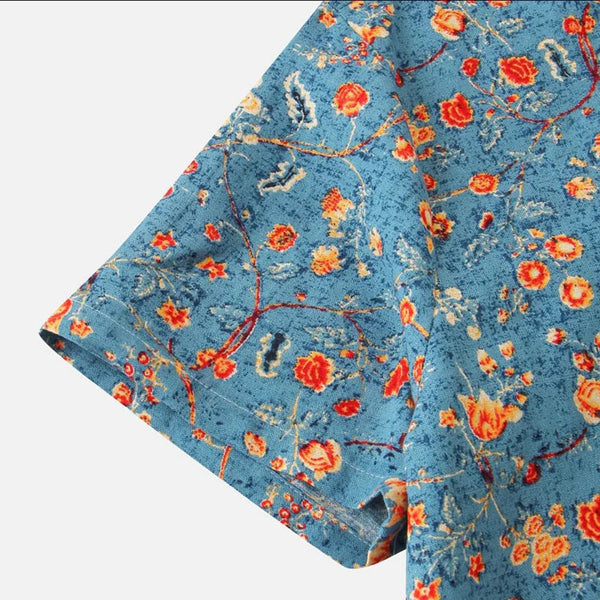 Blauwe blouse met kleurrijke bloemenprint, korte mouwen en vintage design. Perfect voor damesmode, casual en zomerse outfits.