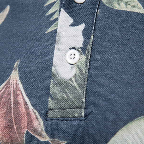 Close-up van een blauw overhemd met bloemenprint en witte knopen, gedetailleerd textielontwerp, modieuze herenkleding, casual stijl.