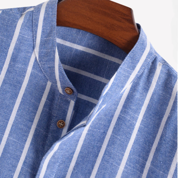 Blauw-wit gestreept overhemd met houten knopen, op houten hanger. Casual herenmode, katoenen stof, geschikt voor lente en zomer.
