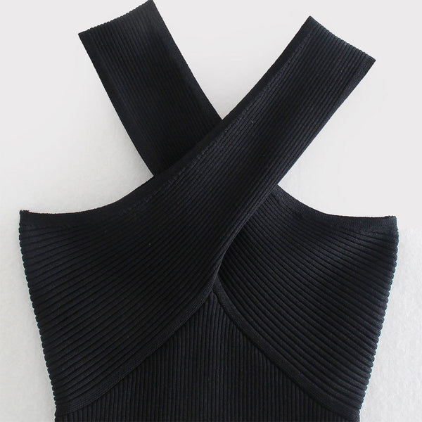 Zwarte geribbelde jurk met gekruiste bandjes, elegante damesmode, close-up textuur, trendy kleding, stijlvolle avondjurk.