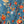 Blauwe bloemenprint stof met oranje en gele bloemen, close-up van knoopsgat en knoop. Ideaal voor mode, textielontwerp en naaiprojecten.
