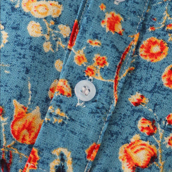 Blauwe bloemenprint stof met oranje en gele bloemen, close-up van knoopsgat en knoop. Ideaal voor mode, textielontwerp en naaiprojecten.