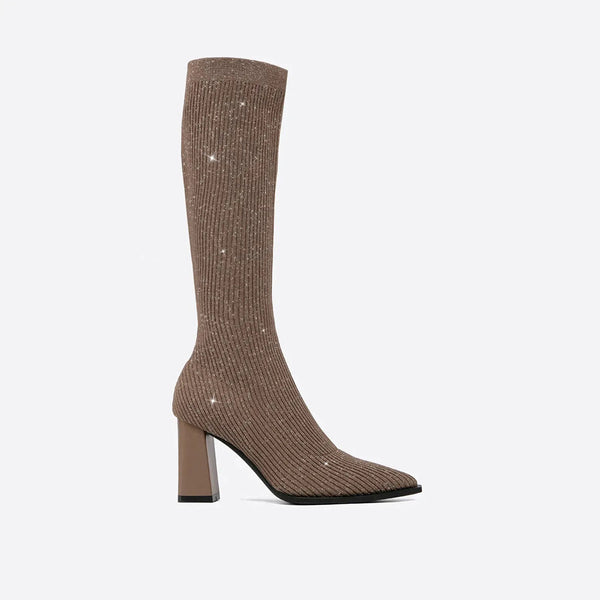 Bruine, glinsterende dameslaars met hoge hak en geribbelde textuur, perfect voor modieuze herfst- en winteroutfits. Stijlvolle kniehoge laars.
