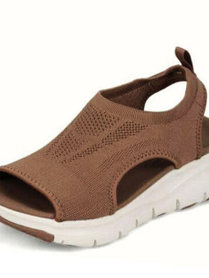 Bruine comfortabele sandalen met open teen en witte zool, ideaal voor dagelijks gebruik. Lichtgewicht en ademend ontwerp voor optimaal comfort.