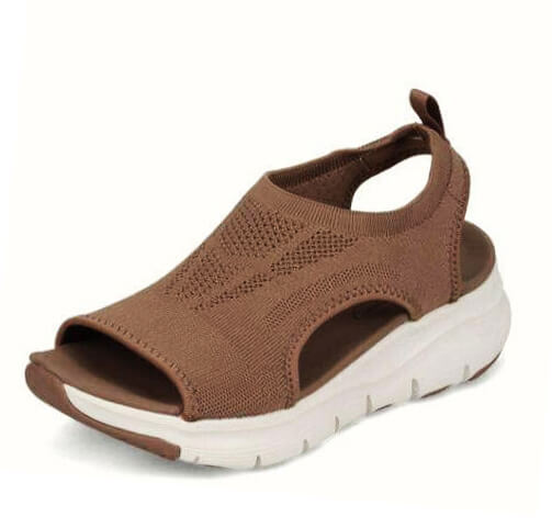 Bruine comfortabele sandalen met open teen en witte zool, ideaal voor dagelijks gebruik. Lichtgewicht en ademend ontwerp voor optimaal comfort.