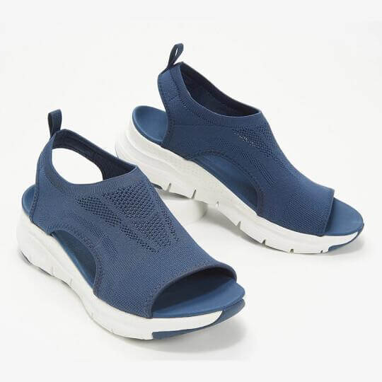 Blauwe comfortabele sandalen met open teen en dikke witte zool, ideaal voor dagelijks gebruik en wandelen. Perfecte zomerschoenen voor dames.