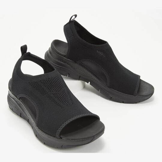 Zwarte comfortabele sandalen met open teen en elastische band, ideaal voor dagelijks gebruik. Lichtgewicht en ademend ontwerp voor optimaal comfort.