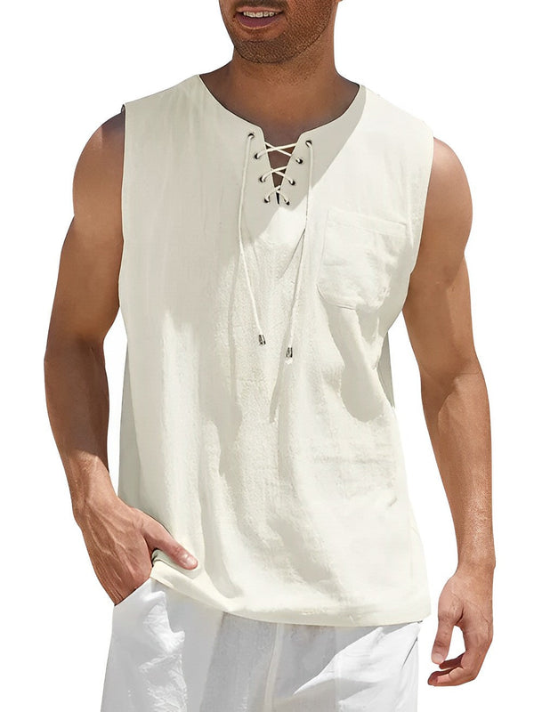 Mouwloos wit herenhemd met vetersluiting en borstzak, ideaal voor zomerse casual outfits. Comfortabele en stijlvolle herenkleding.