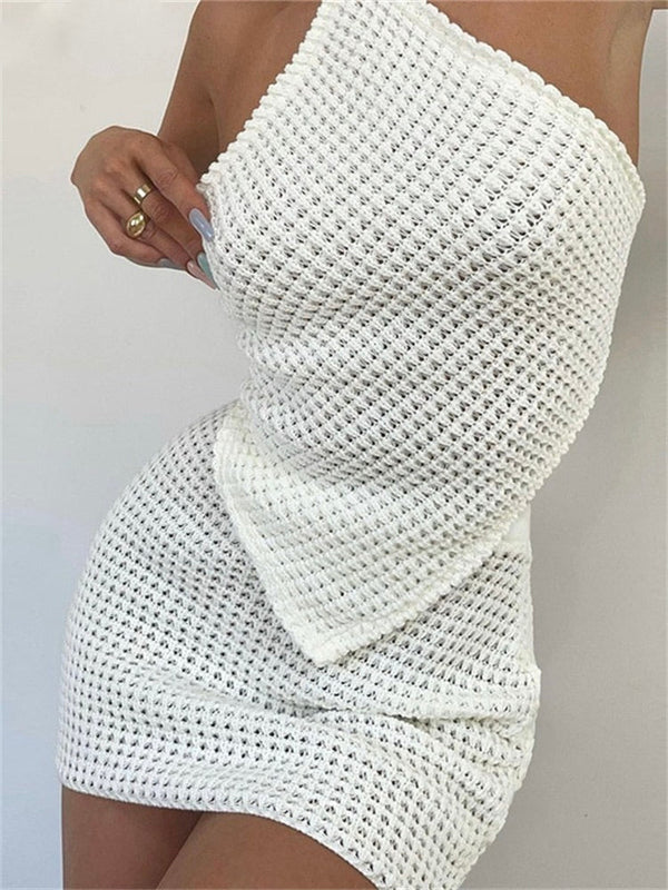 Witte gehaakte strapless jurk, nauwsluitend en stijlvol, perfect voor zomermode. Ideaal voor stranduitjes en casual evenementen.