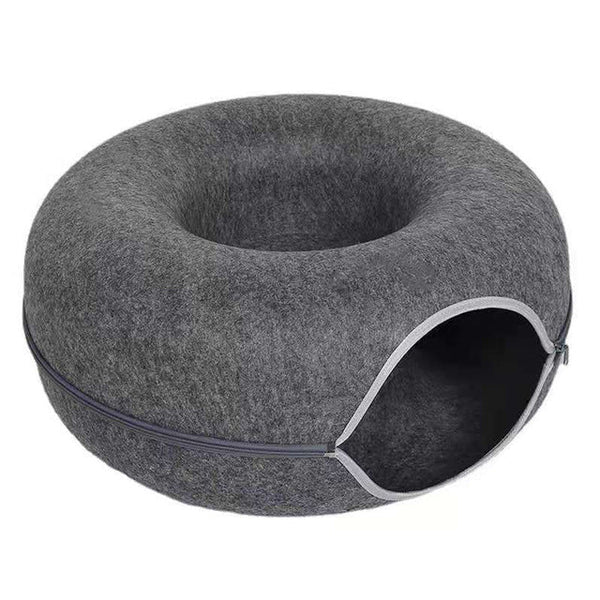 Donutvormige donkergrijze kattenmand met opening, gemaakt van vilt. Comfortabel huisdierbed, modern design, geschikt voor katten en kleine honden.