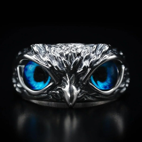 Zilveren uilenring met gedetailleerd ontwerp en opvallende blauwe ogen, perfect voor liefhebbers van unieke sieraden en dierenmotieven.