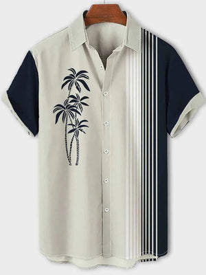 Donkerblauw herenoverhemd met korte mouwen, palmboomprint en verticale strepen. Casual zomermode, ideaal voor strand- of vakantieoutfits.