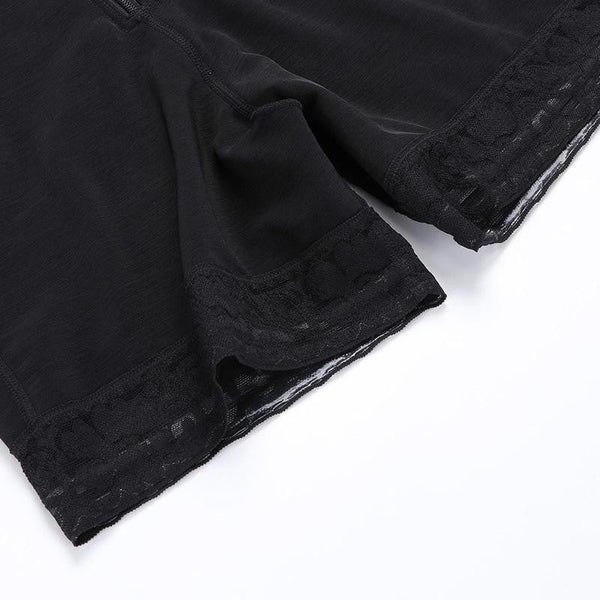Zwarte dames short met kanten details, comfortabele pasvorm, ideaal voor dagelijks gebruik. Perfecte aanvulling op lingeriecollectie.