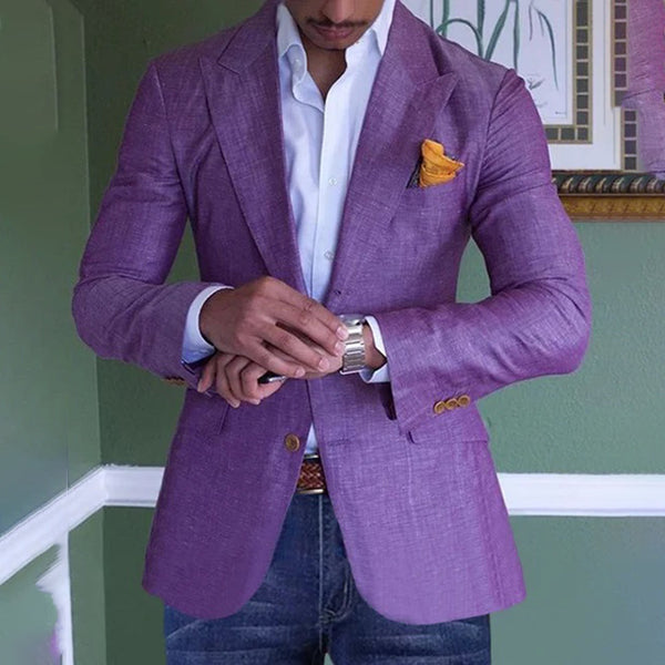 Man in paarse blazer met witte overhemd en gele pochet, kijkt naar horloge. Stijlvolle herenmode, elegante outfit, casual chic look.