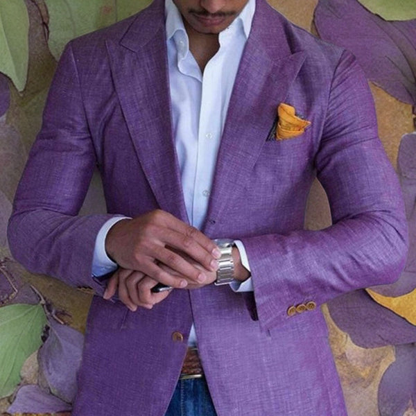 Man in paars colbert met geel pochet, witte overhemd, kijkt naar horloge. Stijlvolle herenmode, zakelijke outfit, elegante uitstraling.