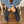 Zwarte enkellaarzen voor dames met dikke zool, gedragen met blauwe jeans. Trendy en comfortabele schoenen, perfect voor casual outfits.