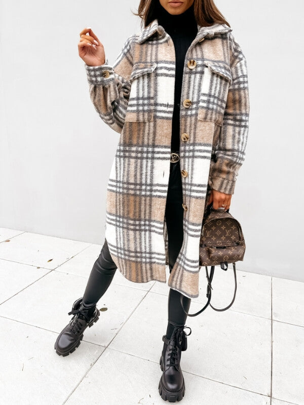 Vrouw in geruite wollen jas, lichtbruin en wit, met zwarte leren legging en laarzen, houdt een bruine designer rugzak vast. Modieuze herfstoutfit.