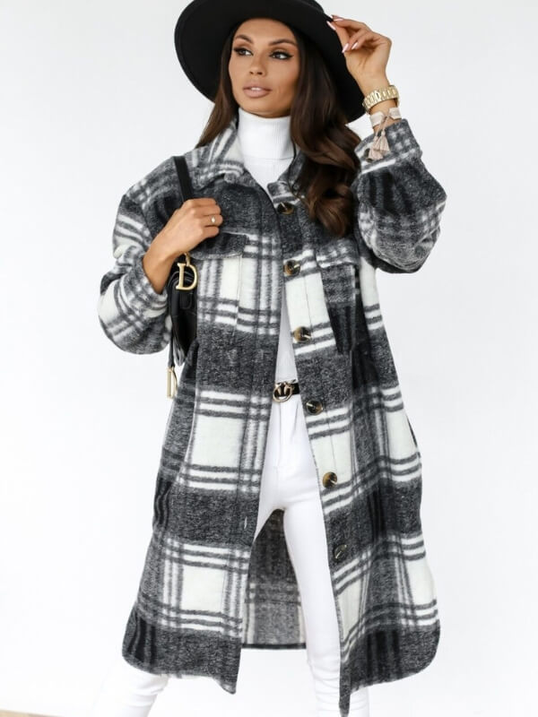 Vrouw in zwart-wit geruite jas, witte coltrui en hoed. Modieuze herfstoutfit, stijlvolle dameskleding, trendy plaid jas, elegante look.