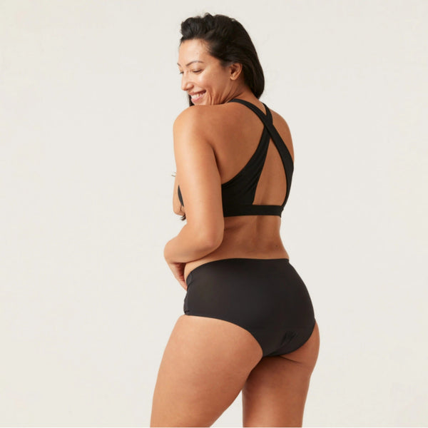 Vrouw in zwarte sportbeha en slip, rugaanzicht. Comfortabele sportkleding, ademend materiaal, geschikt voor fitness en dagelijks gebruik.