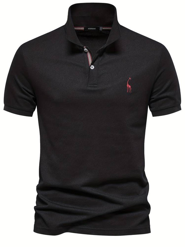 Zwarte polo met korte mouwen, rode geborduurde logo op borst, knoopsluiting en opstaande kraag. Stijlvolle herenkleding, casual en elegant.