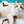 Witte kat met blauwe ogen speelt met interactief vogel kattenspeelgoed dat geluid maakt. Perfect voor kattenentertainment en stimulatie.