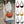 Vrouw met oranje schoudertas, casual outfit. Zes schoudertassen in diverse kleuren rechts. Modeaccessoires, trendy tassen, casual stijl.