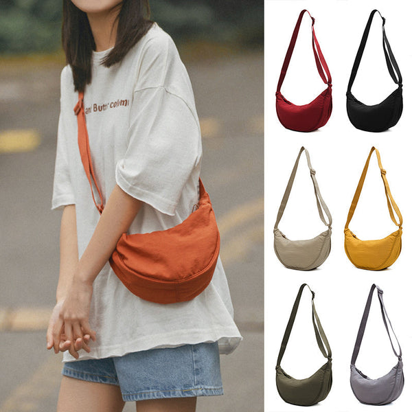 Vrouw met oranje schoudertas, casual outfit. Zes schoudertassen in diverse kleuren rechts. Modeaccessoires, trendy tassen, casual stijl.