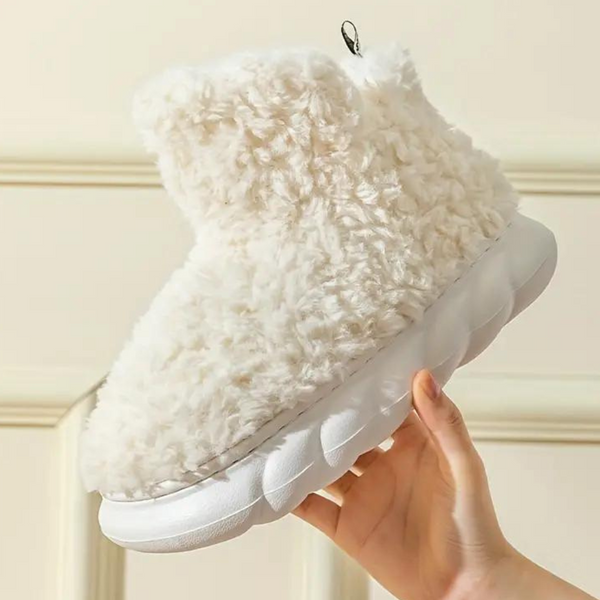 Witte pluche pantoffel met dikke zool, comfortabel en warm, perfect voor winterse dagen. Ideaal voor thuisgebruik. Trendy en knus schoeisel.