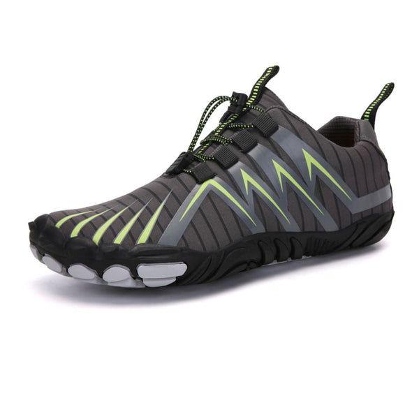 Grijze minimalistische hardloopschoen met groene accenten, lichtgewicht ontwerp en flexibele zool, ideaal voor trailrunning en outdooractiviteiten.