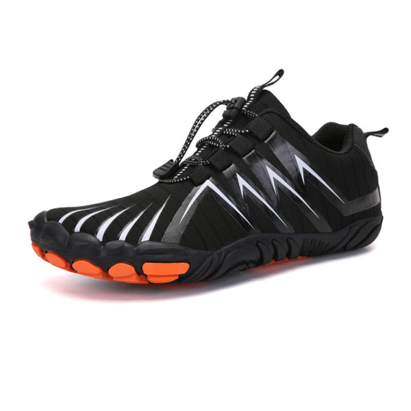 Zwarte minimalistische hardloopschoen met oranje zool en reflecterende strepen, ideaal voor trailrunning en outdoor activiteiten.
