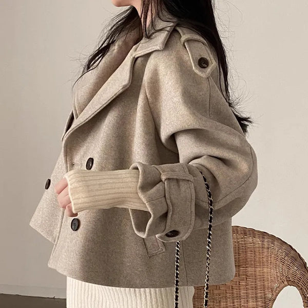 Vintage wollen jas met dubbele rij knopen, Franse stijl, beige kleur, omgeslagen kraag, damesmode, herfst-winter kleding, trendy design.