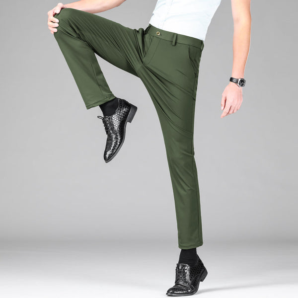Man in groene, slanke, casual zomerbroek van ijszijde, toont flexibiliteit. Ideaal voor herenmode, lichte en ademende kleding.