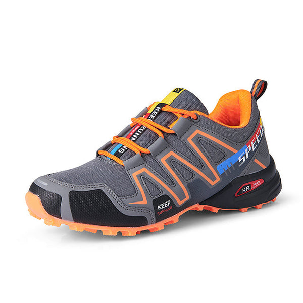 Grijze en oranje trailrunning schoen met antislipzool, ademend mesh en opvallende kleuren. Ideaal voor wandelen en hardlopen in de natuur.