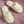 Witte pluche slippers met gouden sneeuwvlok- en kerstboomprint, perfect voor wintercomfort en feestelijke sfeer. Ideaal als warme huisslippers.