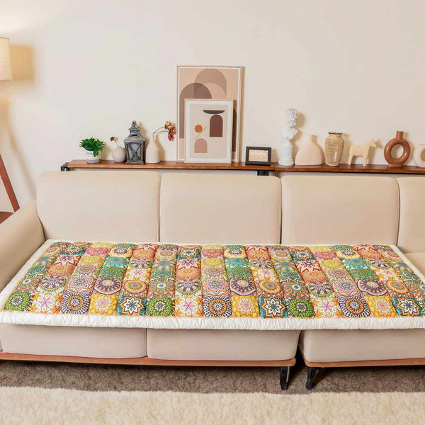 Kleurrijke katoenen bankbeschermer met bohemien patroon op beige bank in moderne woonkamer, decoratieve kussens en kunst aan de muur.