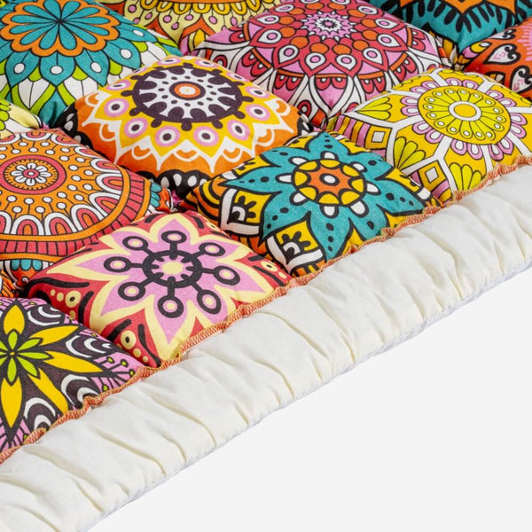 Kleurrijke katoenen bankhoes met mandala-patronen, decoratieve kussens, bohemian stijl, beschermend en stijlvol voor woonkamerinrichting.